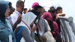 Keluarga korban Lion Air PK-LQP  berdoa di atas KRI Banda Aceh di Perairan Tanjung karawang, Jawa Barat, Selasa (6/11). Pesawat Lion Air JT 610 rute Jakarta-Pangkal Pinang jatuh di Tanjung Karawang, Jabar, (29/10/2018) pagi. (Merdeka.com/Imam Buhori)