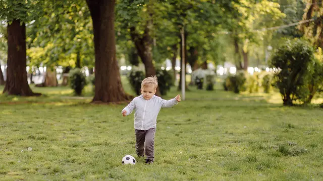 Si Kecil Sedang Bermain Bola