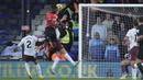 Striker Luton Town, Elijah Adebayo (atas) melepaskan sundulan yang menghasilkan gol ke gawang Manchester City pada laga pekan ke-16 Liga Inggris 2023/2024 di Kenilworth Road, Luton, Minggu (10/12/2023) malam WIB. (AP Photo/Kin Cheung)