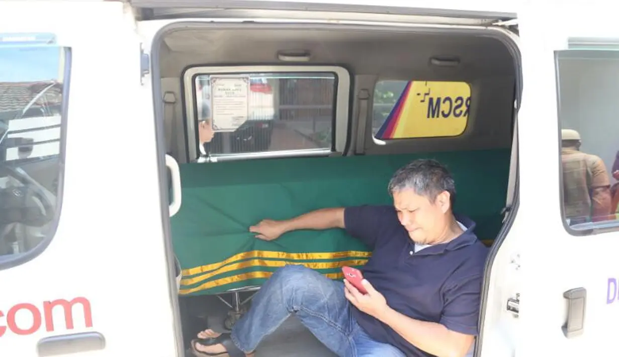 Kebingungan memang sudah diutarakan Al Mukhti ketika melihat suasana rumahnya yang ramai sebelum jenazah ibunya tiba dari rumah sakit. Menurut sang kakek, Sukardi, Al Mukhti bertanya dengan lugunya. (Nurwahyunan/Bintang.com)