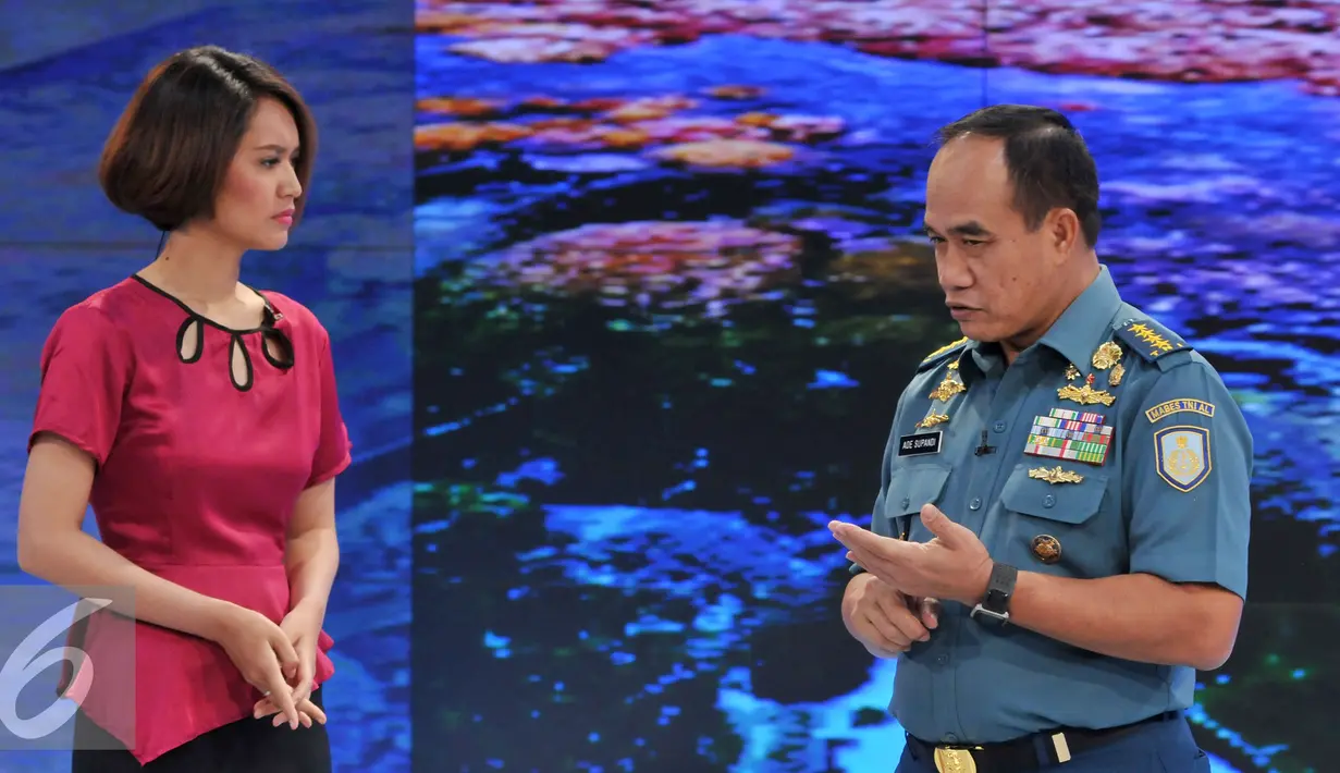 Presenter SCTV, Senandung Nacita (kiri) berdialog dengan KSAL Laksamana TNI Ade Supandi di Studio SCTV,  Jakarta, Selasa (7/7/2015).  Kunjungan KASAL untuk koordinasi Gerakan Penanaman Sejuta Terumbu Karang . (Liputan6.com/Andrian M Tunay)