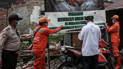 Petugas PPSU didampingi TNI dan Polri mencopot baliho Rizieq Shihab di Kawasan Kramat Pulo Dalam Senen, Jakarta, Rabu (25/11/2020). Pihak kelurahan, TNI dan Polri terus berupaya menurunkan baliho dan spanduk yang tidak berizin, termasuk salah satunya baliho Rizieq Shihab (Liputan6.com/Faizal Fanani)