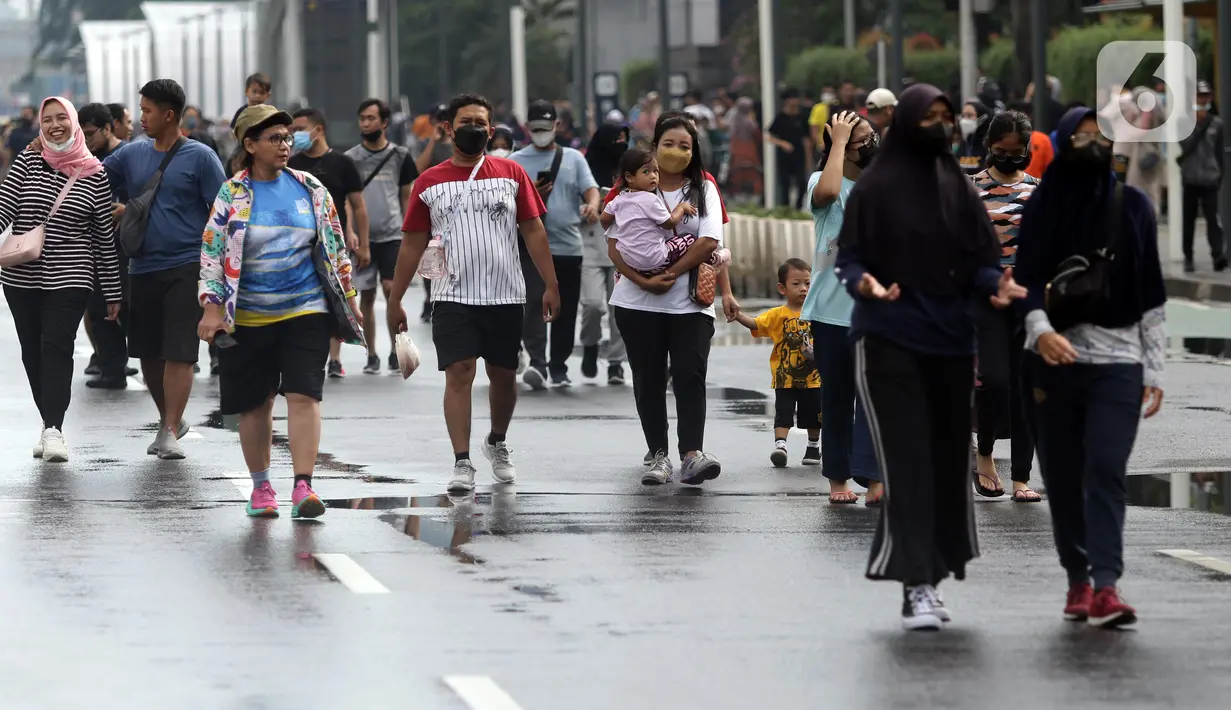 Warga berjalan saat penyelenggaraan Hari Bebas Kendaraan Bermotor di Jlalan MH Thamrin, Jakarta, Minggu (29/5/2022). Hari Bebas Kendaraan Bermotor yang kembali diselenggarakan pada setiap hari Minggu dimanfaatkan warga untuk berolahraga. (Liputan6.com/Helmi Fithriansyah)