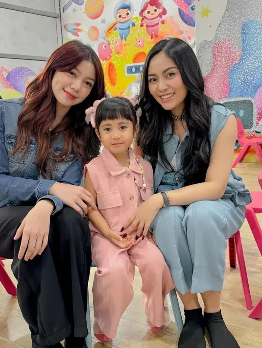 Regina Phoenix pun terlihat senang bisa bermain bersama anak-anak Rachel Vennya dan Okin
