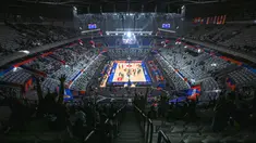 Sejumlah pengunjung di tribun kategori 5 memberikan dukungan saat laga Grup G Piala Dunia FIBA 2023 antara Iran melawan Brasil di Indonesia Arena, Senayan, Jakarta, Sabtu (26/08/2023). (Bola.com/Bagaskara Lazuardi)