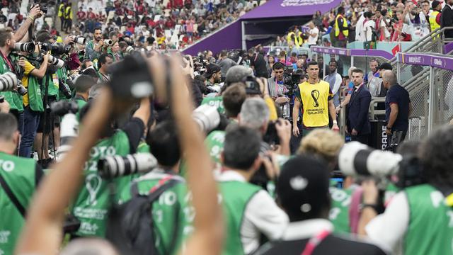 Foto: Sinar Ronaldo Lebih Terang daripada Starting XI Portugal, Begini Momen Para Fotografer Piala Dunia 2022 Pilih Alihkan Fokus ke CR7