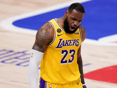 Pebasket Los Angeles Lakers, LeBron James, melakukan selebrasi usai menaklukkan Miami Heat pada gim keempat final NBA di Lake Buena Vista, Rabu (7/10/2020). Lakers menang dengan skor 102-96. (AP Photo/Mark J. Terrill)