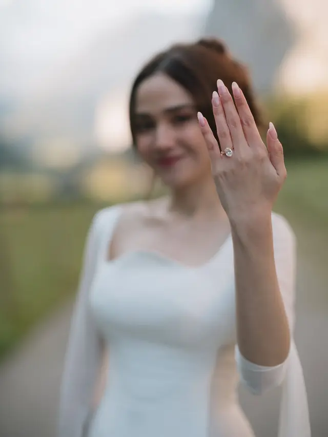 Foto Detail Cincin Syifa Hadju saat Dilamar El Rumi