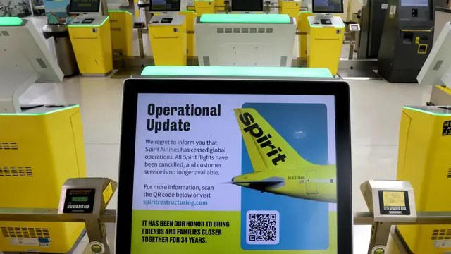 Layar menampilkan pembatalan penerbangan Spirit Airlines di Bandara Internasional Fort Lauderdale-Hollywood pada hari Sabtu, 2 Mei 2026. (Mike Stocker /South Florida Sun-Sentinel via AP)