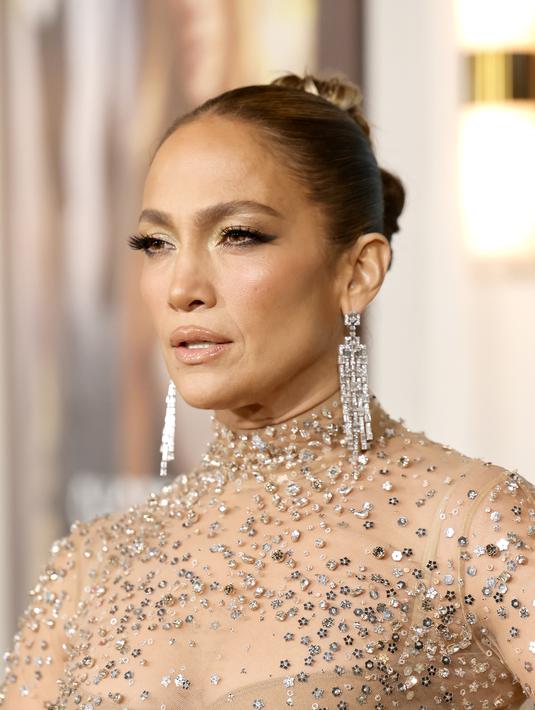 Aktris Jennifer Lopez berpose di pemutaran perdana film "Shotgun Wedding" di Los Angeles di TCL Chinese Theater di Hollywood, California (18/1/2023). Wanita 53 tahun itu Ikon mengenakan gaun krem tipis yang menutupi tubuhnya dan meninggalkan sedikit fisiknya yang menari-nari untuk imajinasi. (Emma McIntyre/Getty Images/AFP)