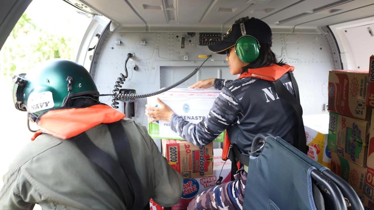 VIDEO: Kapal Perang & Helikopter TNI AL Berjibaku Kirim Bantuan Korban Bencana Aceh hingga Sibolga