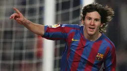 Lionel Messi pernah masuk nominasi penghargaan Ballon d'Or tahun 2006 ketika dirinya berumur 19 tahun 157 hari. Messi mampu tampil apik dan membantu Barcelona meraih gelar La Liga dan Liga Champions pada musim 2005/2006. Ia berhasil menempati urutan ke-12 saat itu. (Foto: AFP/Lluis Gene)