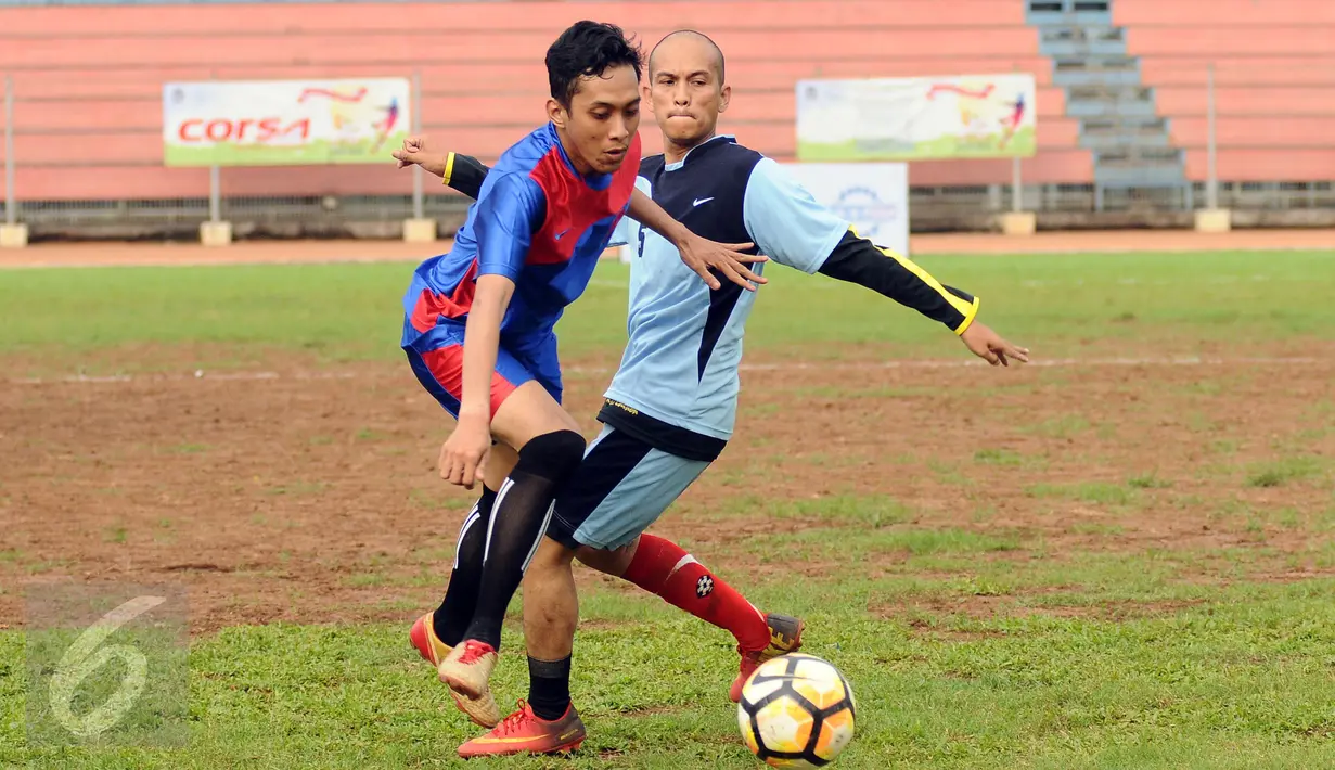 Pemain dari Forum Wartawan Polda Metro dan DPR saling berebut bola dalam invitasi sepakbola antar forum wartawan di Jakarta, Rabu (10/5). Invitasi diikuti delapan forum pewarta. (Liputan6.com/Helmi Fithriansyah)