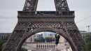 Seorang wanita meluncur dari Menara Eiffel di Paris dengan menggunakan peralatan flying fox, 5 Juni 2017. Kesempatan ini dibuka untuk umum jelang turnamen tenis French Open agar dapat merasakan bagaimana kecepatan bola tenis (AP Photo/Kamil Zihnioglu)