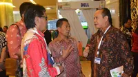 Kepala Dinas Kominfo Kota Bandung Asep Cucu (kanan) bertemu pemda bahas kemungkinan kelola sendiri data center. (Liputan6.com/Muhammad Sufyan Abdurrahman) 