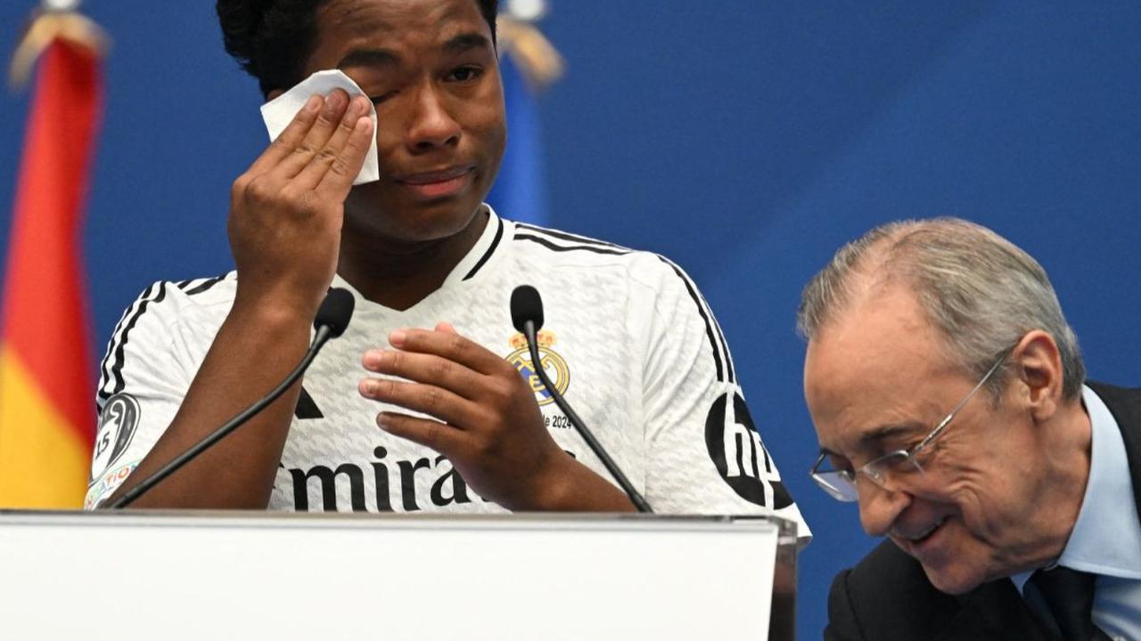 Wonderkid Brasil, Endrick Felipe menyeka air matanya saat dia berdiri di samping presiden Real Madrid Florentino Perez selama acara perkenalan resmi sebagai pemain baru Real Madrid di Stadion Santiago Bernabeu, Sabtu (27/7/2024). Real Madrid resmi memperk