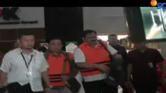 KPK juga meminta agar Bupati Tuluangung dan Walikota Blitar untuk segera menyerahkan diri ke KPK.