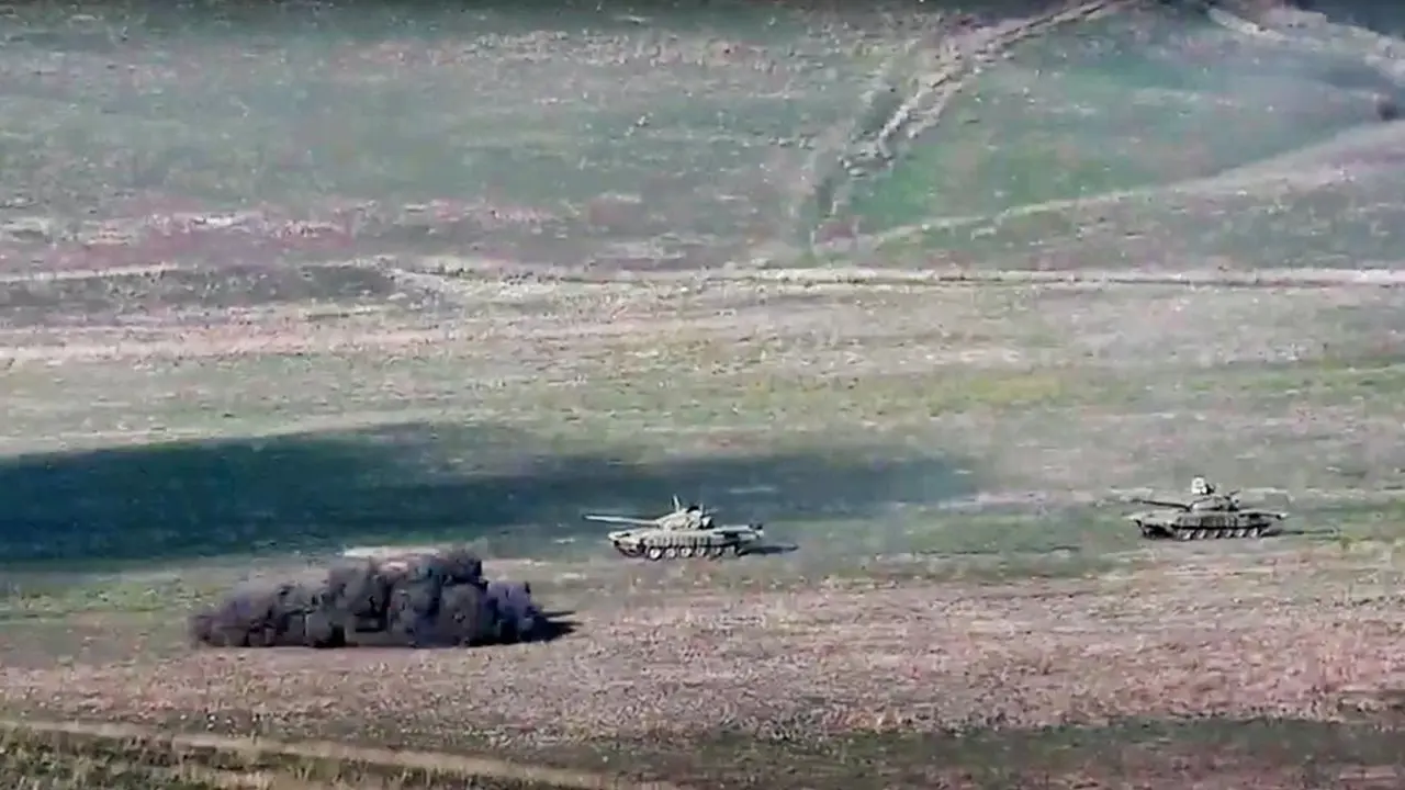 Tentara Armenia saat menghancurkan tank Azerbaijan di jalur kontak Republik Nagorno-Karabakh. (Photo credit: Armenian Defense Ministry via AP)