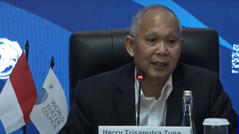 Direktur Jenderal Pembiayaan Infrastruktur Pekerjaan Umum dan Perumahan Rakyat (PUPR) Herry Trisaputra Zuna (tengah) dalam konferensi pers di World Water Forum ke-10 di BNDCC, Bali, Rabu (22/5/2024). (Liputan6/Benedikta Miranti)