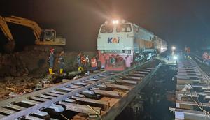 Direktur Pengelolaan Prasarana KAI, Heru Kuswanto membuka jalur rel kereta api di Grobogan yang sebelumnya lumpuh karena banjir