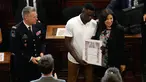Imigran Mali Mamoudou Gassama dianugerahi medali Grand Vermeil oleh walikota Paris Anne Hidalgo (kanan) di Paris, Prancis (4/6). Sebelumnya Mamoudou dijuluki "Spider-Man" karena menyelamatkan balita yang nyaris jatuh dari apartemen. (AFP/Francois Guillot)