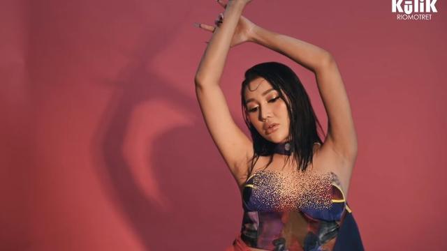 6 Pemotretan Terbaru Lucinta Luna, Bak Model Profesional