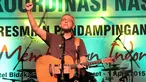 Iwan Fals mendapat kehormatan menjadi salah satu bintang tamu pada acara Rapat Koordinasi Nasional Kementerian Desa, Pembangunan Daerah Tertinggal dan Transmigrasi, Jakarta, Senin (31/3/2015). (Liputan6.com/Helmi Afandi)
