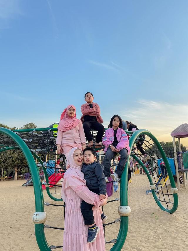 Kompak Berbusana Warna Pink, 5 Potret Oki Setiana Dewi Ajak Anak-Anak Main di Taman Kota Kairo  (credit: instagram/okisetianadewi).