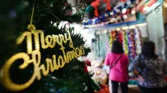 Pembeli mencari pernak-pernik perayaan Natal di Pasar Asemka, Jakarta,Kamis (13/12). Jelang perayaan Natal, sejumlah toko di kawasan tersebut mulai ramai dikunjungi pembeli. (Merdeka.com/Imam Buhori)