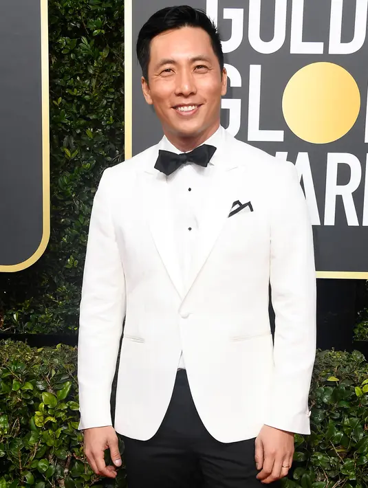 Pemain STAR TREK (2009), Kelvin Yu berpose di karpet merah Golden Globe Awards 2018 di California, Minggu (7/1). Kelvin Yu menjadi salah satu seleb yang datang tanpa pin Time's Up atau mengenakan pakaian yang serba hitam (Frazer Harrison/Getty Images/AFP)