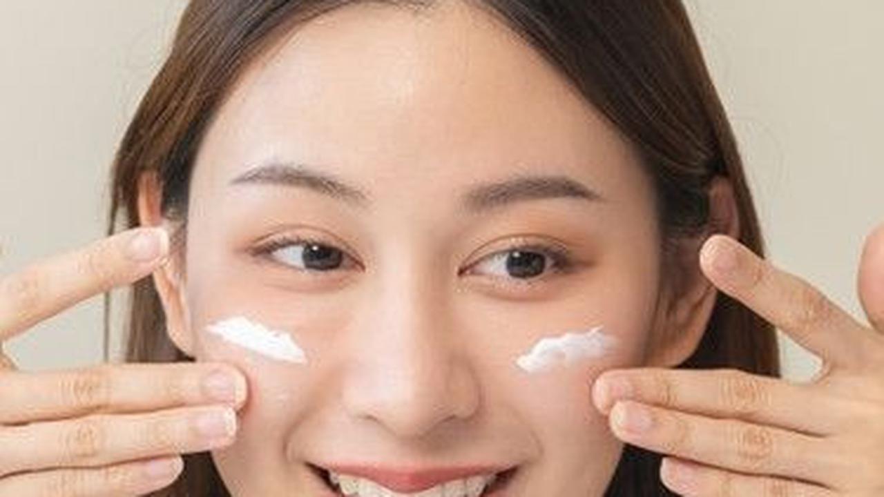 2. Untuk Kulit Berminyak dan Berjerawat, Pilih Pelembap yang Mengandung Witch Hazel atau Tea Tree Oil<br>