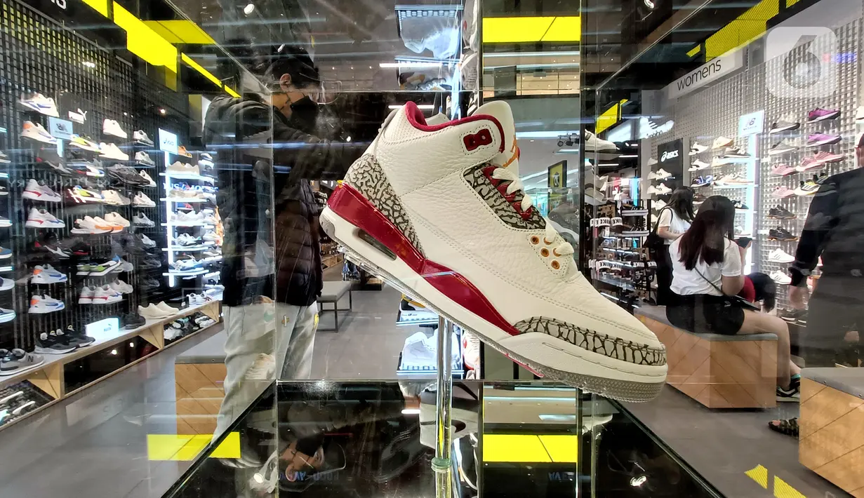 Sebuah sepatu Nike Jordan dipajang di JD Sports Lippo Mall Puri, Jakarta (3/03/2022). Menempati area seluas 630 m2 JD sports menghadirkan sepatu sneakers favorit dan sport ternama seperti Nike, Adidas, The North Face, Vans, Puma, Mckenzie, Pink Soda, Puma dan merek lainya.(Liputan6.com/Fery Pradolo)