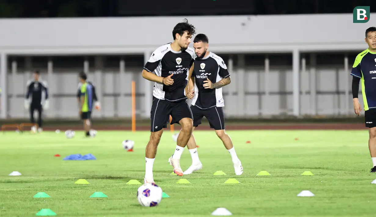 <p>Dua pemain Timnas Indonesia, Nathan Tjoe-A-On (depan) dan Calvin Verdonk mengikuti sesi latihan bersama skuad Timnas Indonesia di Stadion Madya, Senayan, Jakarta, Minggu (8/9/2024) sore jelang menghadapi Australia pada kualifikasi Piala Dunia 2026, Selasa 10 September 2024. (Bola.com/Abdul Aziz)</p>