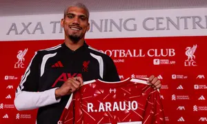 Ronald Araujo resmi gabung Liverpool dari Barcelona dengan status pinjaman jelang musim 2026/2027. (Dok. liverpoolfc.com)