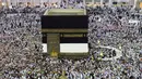 Jemaah mengelilingi Kabah saat melaksanakan ibadah haji di Masjidil Haram, Mekah, Arab Saudi, Minggu (4/9). Seminggu jelang pelaksanaan Haji 2016, Masjidil Haram penuh sesak oleh jemaah haji dari berbagai belahan dunia. (REUTERS/Ahmed Jadallah)