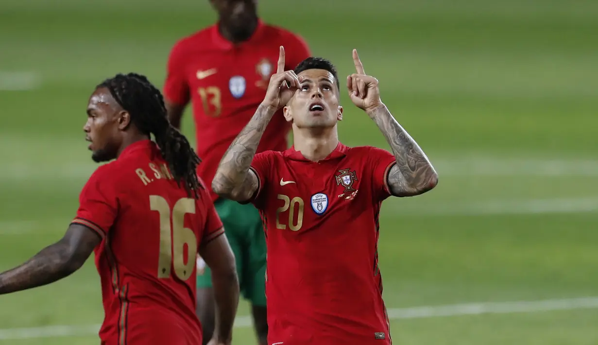 Bek Portugal, Joao Cancelo melakukan selebrasi usai mencetak gol ketiga Portugal ke gawang Israel dalam laga uji coba menjelang Euro 2020 di Jose Alvalade Stadium, Lisbon, Rabu (9/6/2021). Portugal menang 4-0 atas Israel. (AP/Armando Franca)