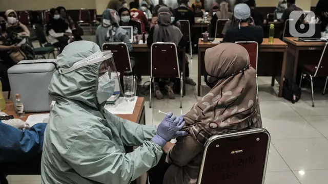 Antusiasme Tenaga Pendidik di Jakarta Terima Vaksinasi COVID-19