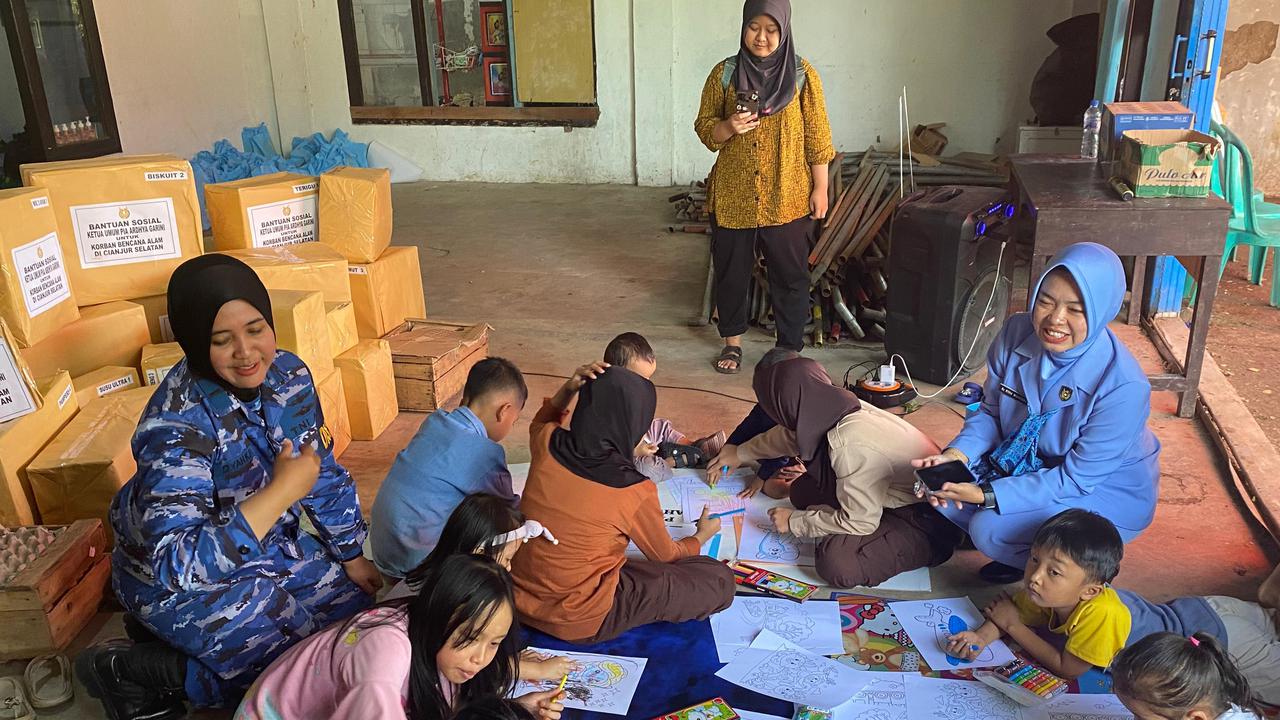 Didampingi Danlanud Husein Sastranegara, PIA Ardhya Sebar Bantuan buat Korban Bencana Alam di Cianjur