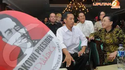 Jokowi terlihat mengenakan kemeja putih lengan panjang dan didampingi pemilik rumah Mooryati Soedibyo,  Jakarta Pusat, Senin (21/4/2014) (Liputan6.com/Herman Zakharia).