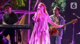Aksi panggung Nadin Amizah membuat syahdu suasana malam minggu di Synchronize Fest 2024. (Liputan6.com/Herman Zakharia)