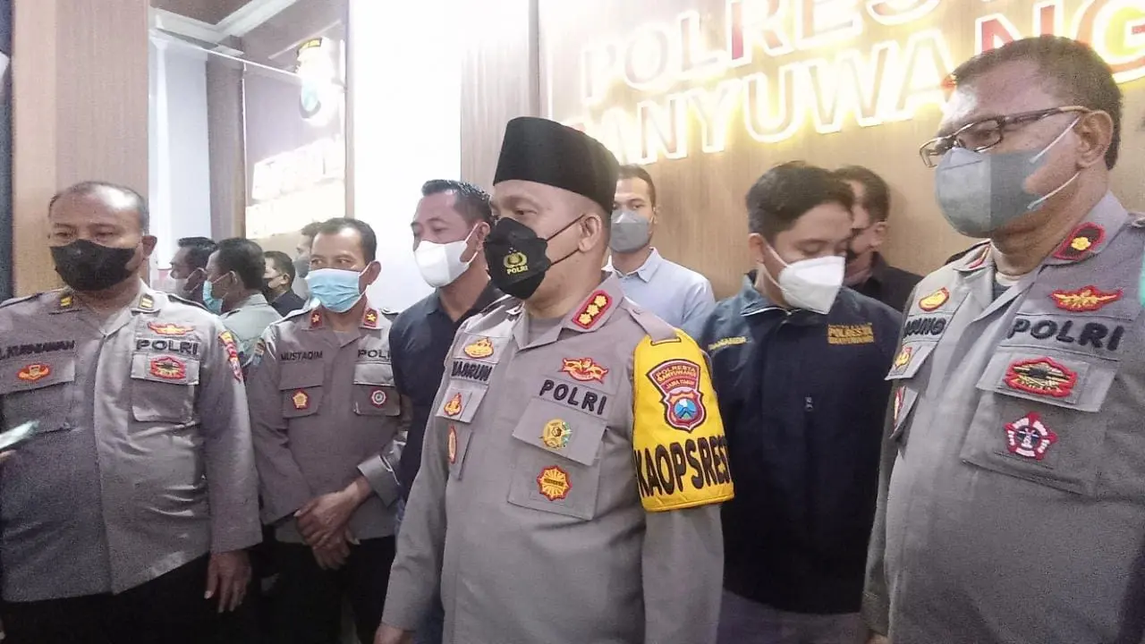 Kapolresta Banyuwangi KombesKapolresta Banyuwangi Kombes Pol Nasrun Pasaribu (Tengah) memberikan keterangan  terkait penetapan 25 tersangka kasus bentrok dua perguruan silat di Banyuwangi. (Istimewa). Pol Nasrun Pasaribu (Tengah) memberikan keterangan kepada wartawan terkait penetapan 25 tersangka kasus bentrok dua perguruan silat di Banyuwangi. (Istimewa)