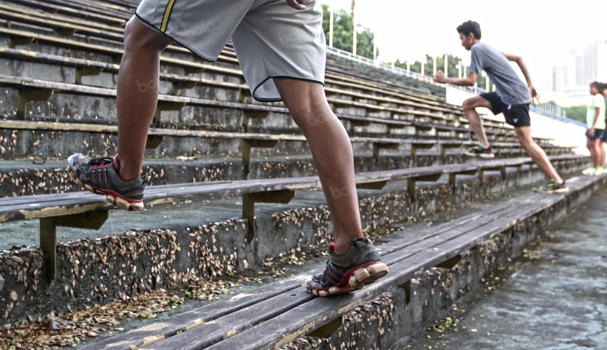 Siswa sedang berlatih di antara bangku-bangku yang mulai rusak Stadion Madya, Senayan, Jakarta, Senin (25/4/2016). (Bola.com/Nicklas Hanoatubun)