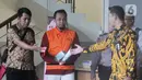 Direktur PT Navy Arsa Sejahtera, Mujib Mustofa (tengah) berjalan keluar usai menjalani pemeriksaan oleh penyidik di Gedung KPK, Jakarta, Jumat (22/11/2019). Mujib diperiksa sebagai tersangka dalam kasus suap kuota impor ikan tahun 2019. (merdeka.com/Dwi Narwoko)