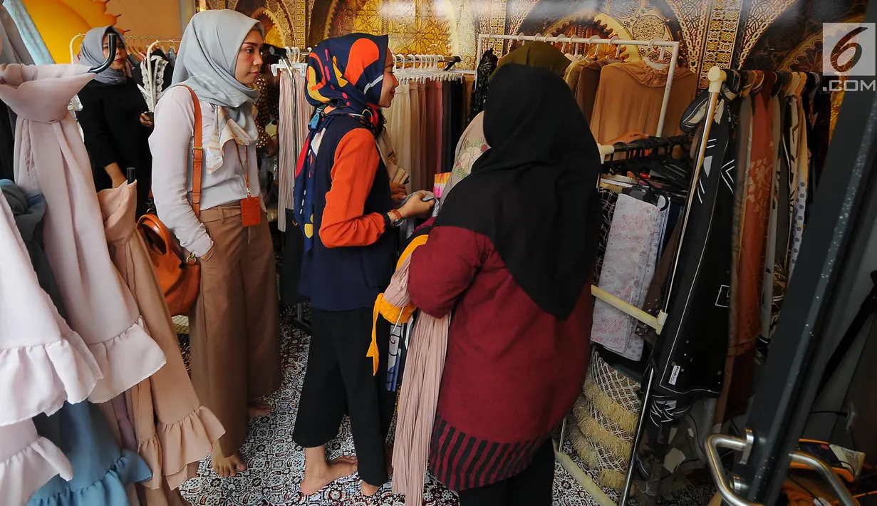 Pengunjung melihat produk UMKM dari Rumah Kreatif BUMN (RKB) binaan BNI saat Launching Halal Park di Senayan Jakarta, Selasa (16/4). Halal Park yang akan bertransformasi menjadi Halal Distrik didesain menjadi ekosistem bagi pelaku industri gaya hidup halal di Tanah Air. (Liputan6.com/Angga Yuniar)