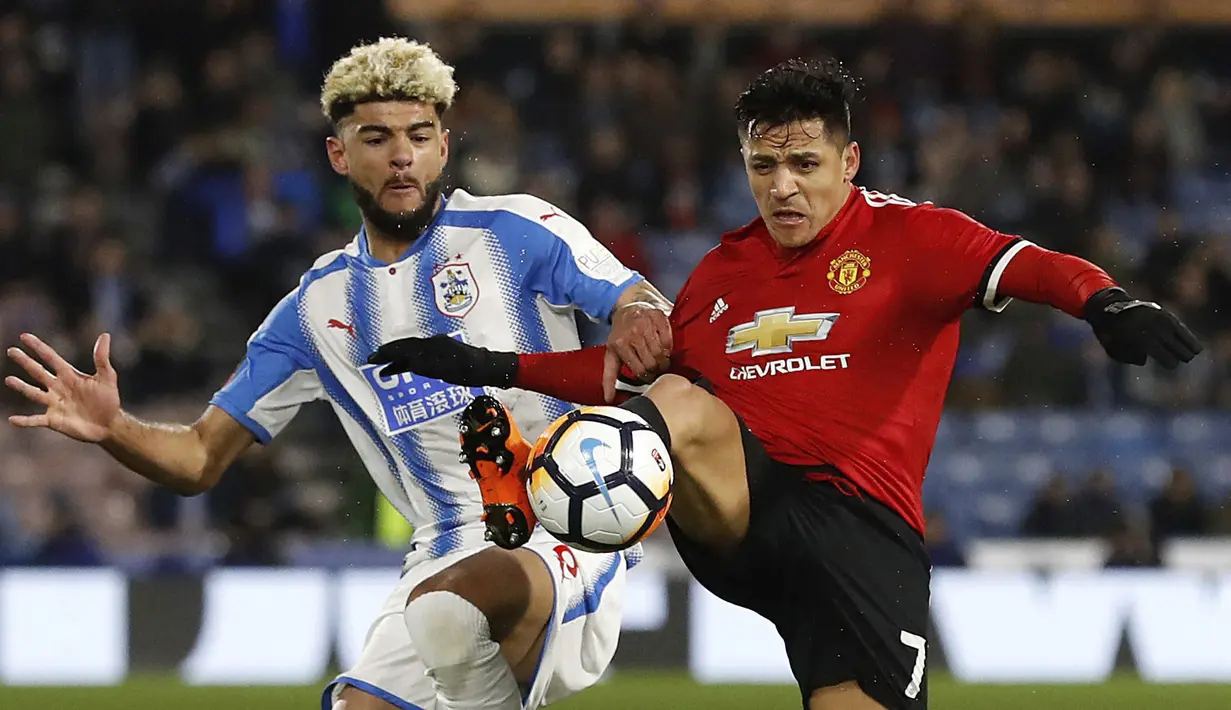 Pemain Huddersfield, Philip Billing (kiri) berebut bola dengan pemain Manchester United, Alexis Sanchez pada putaran kelima Piala FA di John Smith stadium, Huddersfield, (17/2/2018). Manchester United menang 2-0. (Martin Rickett/PA via AP)
