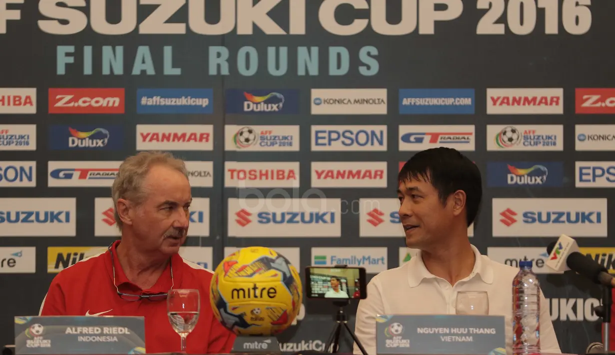 Alfred Riedl dan Nguyen Huu Thang terlihat bercanda saat mengikuti press conference jelang Semifinal AFF Cup 2016 di Aston Hotel, Sentul, (2/12/2016). (Bola.com/Nicklas Hanoatubun)