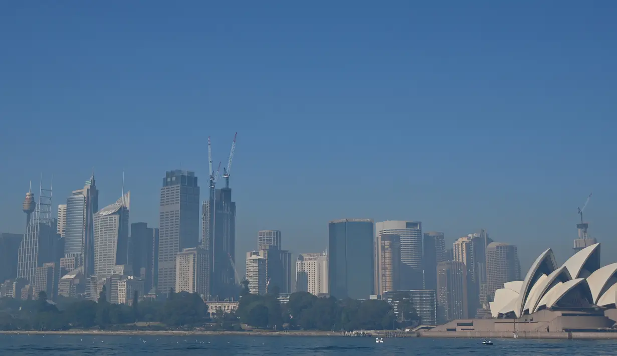 Asap dari kebakaran hutan menyelimuti Sydney di Australia, Selasa (19/11/2019). Sydney diselimuti kabut asap saat kebakaran hutan di timur Australia menyebabkan tingkat polusi di kota terbesar Australia itu naik tajam. (Photo by PETER PARKS / AFP)