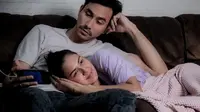 Darius Sinathrya Pamer Pose di Ranjang dengan Donna Agnesia, Reaksi Ivan Gunawan Bikin Heboh