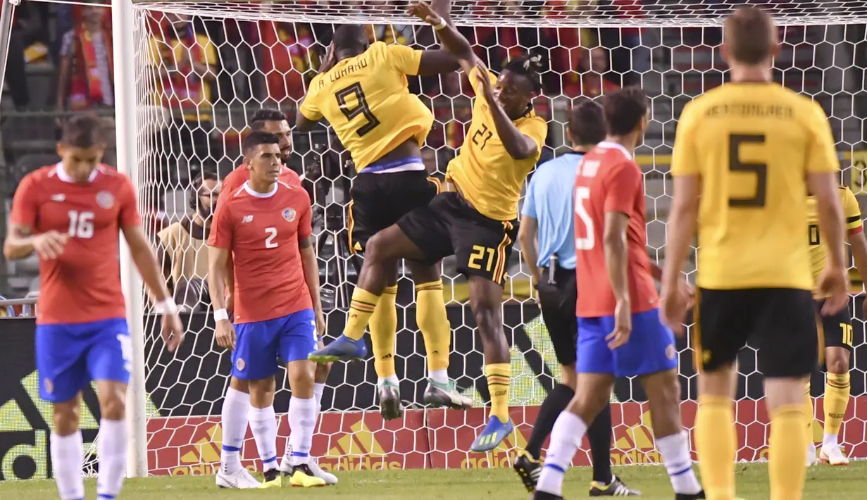 Pemain Belgia, Michy Batshuayi dan Romelu Lukaku merayakan gol saat melawan Kosta Rika pada laga uji coba di King Baudouin stadium, Brussels, (11/6/2018). Belgia menang 4-1. (AP/Geert Vanden Wijngaert)