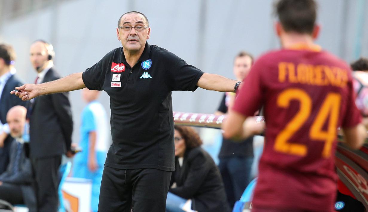 Ekspresi pelatih Napoli, Maurizio Sarri  saat timnya melawan AS Roma  pada lanjutan Serie A Italia di San Paolo Stadium, Naples (15/10/2016). ( REUTERS/Stefano Rellandini)